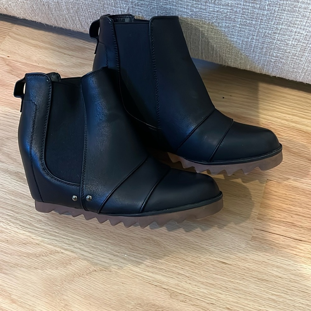 Black wedge boot, Amazon, size 6 work once , lightweight